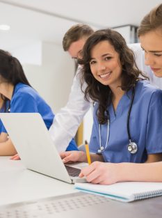 estudiante-medicina-sonriendo-camara-clase-scaled.jpg